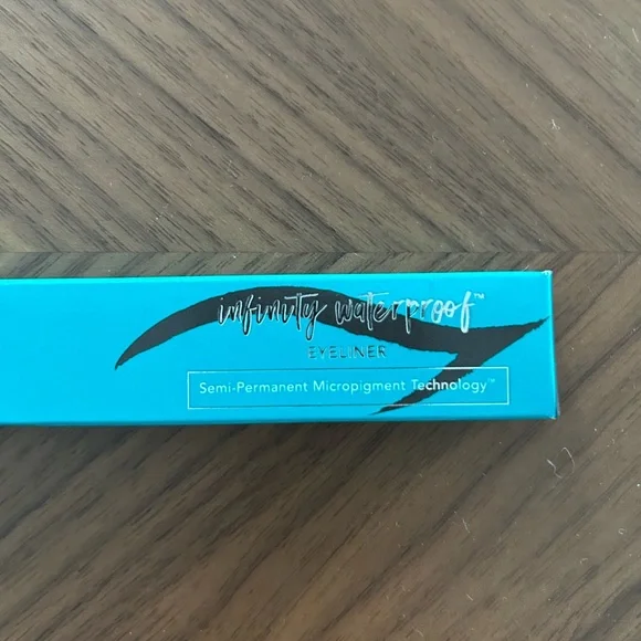 Thrive Causemetics Infinity Waterproof Eyeliner in Lauren Matte Black - Picture 4 of 7